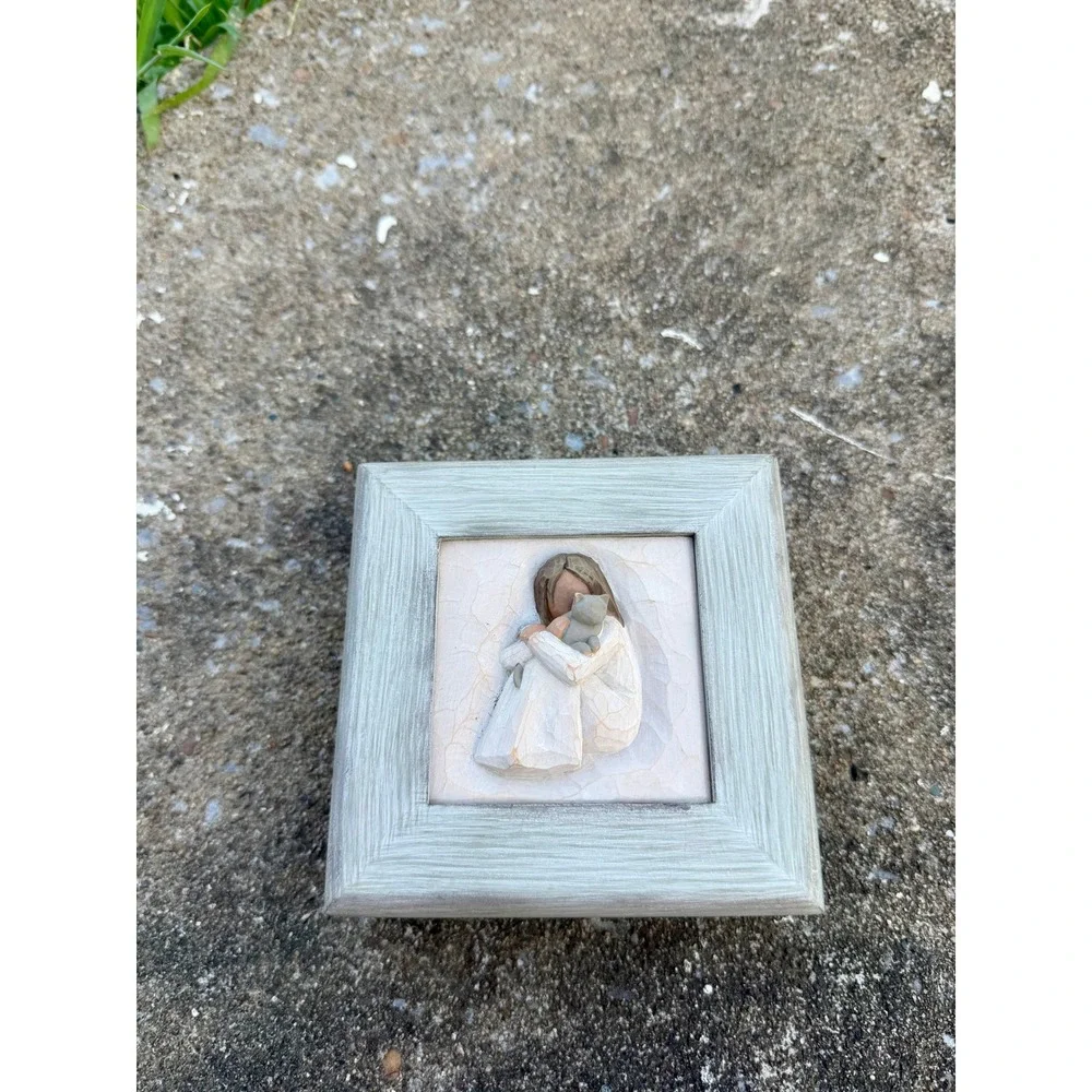 Willow Tree Comfort Keepsake Box Susan Lordi DEMDACO Girl with Cat 2005 Gray